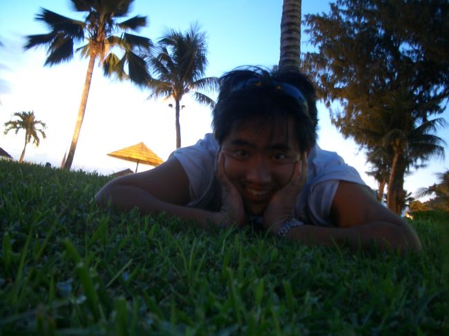 　元旦出発にしたのは１２月末出発より安かったからです。２ビーチダイブ×２日と安宿と飛行機のツアーでした。<br />　安宿はカラバン地区にあり近くにはハファダイビーチホテルやハイアットがあって、ハファダイのプールに入ったり、センチュリーの前のビーチで遊んだりしちゃいました。写真はハイアットの庭です。<br />　ちなみにこのあたりのビーチは縦幅が狭く、沖にタンカーが行き交い、水質は伊豆下田白浜なみです。カラバンの町は見所はなく、中国人女性の「おにーさんカラオケしない」の掛け声が飛び交う悲しい町でした。