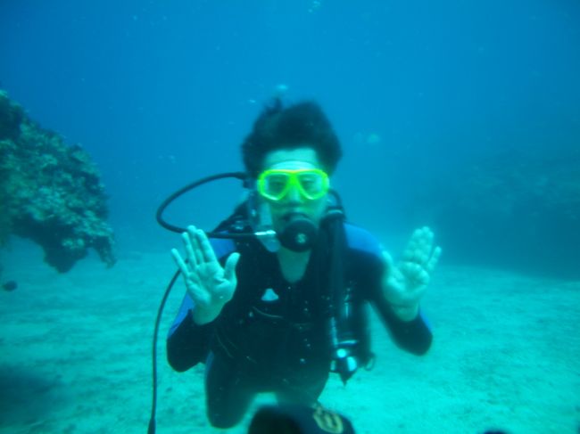 冬に暖かい南の島でダイビングなんてぜいたくだねっ！よく目立つ黄色のマスク以外はレンタルです。<br />