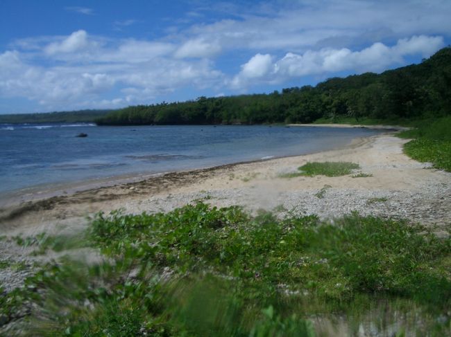 　ラウラウビーチはカラバンのビーチと比較すればきれいです。ちなみに、自分は海のきれいきたないは、パラオの海とか15年前の卒業旅行でいったオーストラリアのケアンズからバスに乗って、クイックシルバー号に乗って行ったエイジンコートリーフの海が基準なんですっ！あまりにきれいだったので（笑）<br />　ダイバー以外あまり人もいませんでした。もちろん僕らはダイビングショップで来たけど、ダイビング以外で来た人はレンタカーがないと来られないのかな。