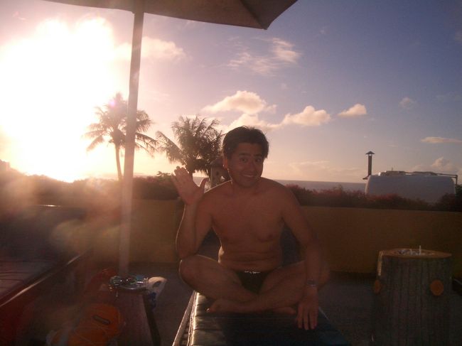 １日目のダイビングが終わり、ショップが入っているマリアナリゾートホテルのプールで塩抜きっ！プールとホテルの建物は高台にあり、そこから見える海と夕日はきれいでした。とことこ坂を１分ほど下ると小さなビーチもあります。遠浅でそこそこきれいでシュノーケリングが楽しめます。そのあとは、リゾートホテルを巡回してるデューティーフリーの無料バスでカラバンのホテルまで帰りました。カラバンの町は見所の無い町なので、今度くるときはこのホテルがいいと思いました。高いけどね！ちなみにマリアナの近くの大型ショッピングセンターは閉鎖されていました。