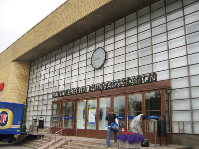 7/20<br />シリヤラインの発着ターミナルから1番のバスでトゥルクのバス・ステーションへ。ここから鉄道駅までは少しあるが、頑張ってスーツケースを引っ張る。<br /><br />駅でアイスを買って、小銭を作り、コインロッカー（３ユーロ）に荷物を預ける。さぁ、観光するぞ〜！