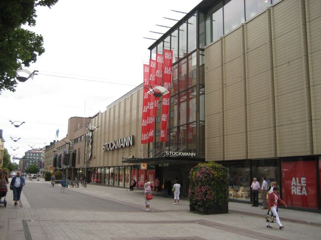 ヘルシンキにもあるストックマンデパートがトゥルクにもありました。まだお店はオープンしておらず。<br /><br />（そして、バス・ステーションに戻り、午前中はナーンタリを観光しました！１１冊目へ）