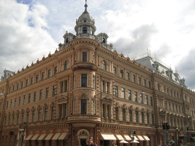 バス・ステーションから街のインフォメーションに向けて歩き始めます。近くには立派な建物がいっぱいｗ