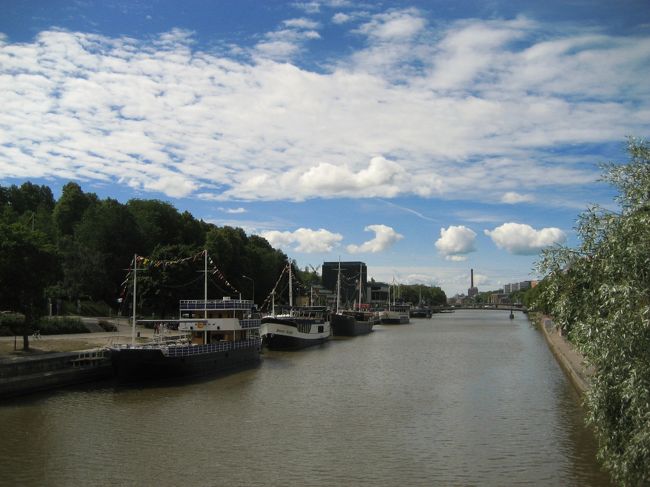 インフォメーションで詳しい地図をもらい、<br />お昼にでかける！<br /><br />アウラ川にかかる橋からの景色。<br />面白い雲が浮かんでいます。