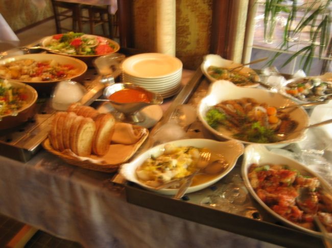 お店の中はがらがらでした。<br />おねーさんが対応してくれます。<br />メニューをくれたけど、僕が<br />「お薦めを教えて！」と言うと、<br />迷いながら、舌ビラメのバタームニエルを<br />薦めてくれたので、それで！<br /><br />前菜はビュッフェ形式でした♪<br />たくさん種類があって悩みます。