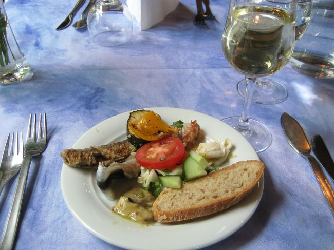 前菜を少しずつとって席へ。<br />注文した白ワインが運ばれてきてました。<br />うまそー！！<br /><br />バケットをはさみながら、前菜を頂く。<br />ニシンのマリネやトマト煮込みなど、<br />どれも美味しい♪