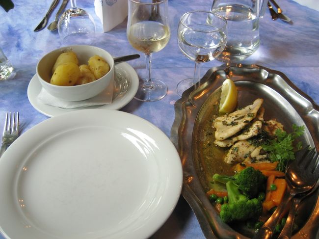 メインのムニエルとじゃがいもが登場！<br />かなり大きな皿に運ばれてきた！思わず声をあげた。<br />これで一人前？！<br />それでもジャガイモ1個を残しただけで完食！<br />うー、食べ過ぎた・・・＾＾；