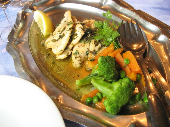 このバターの風味がいきたムニエル、<br />うまかったなぁ〜☆<br />銀皿から直接食べるのではなく、<br />白い皿にとって食べるようでした。<br />