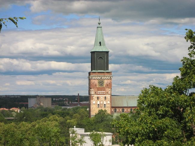 でも、ちょっと高台にあり、<br />トゥルク大聖堂がきれいに見えたから許す！<br /><br />さぁ、大聖堂に向かおう！