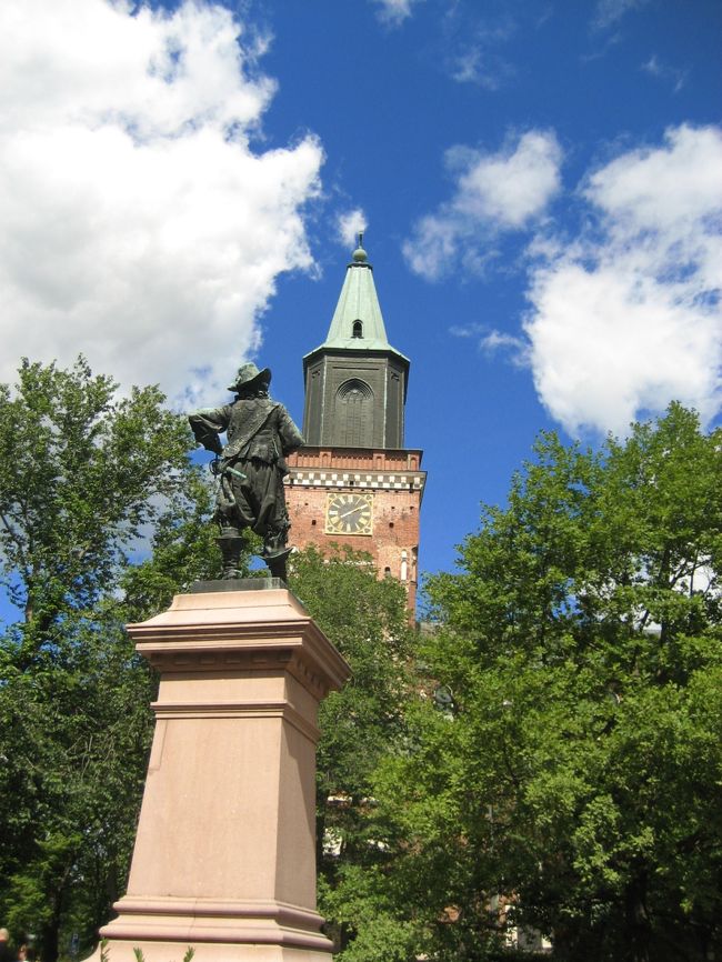 トゥルク大聖堂の脇の公園のベンチでのんびり。<br />旅行記の続きをつづります。<br />向かいのベンチに座っている女の子たちが、僕の方を見ています。<br />日本人が珍しいのでしょうか？？？