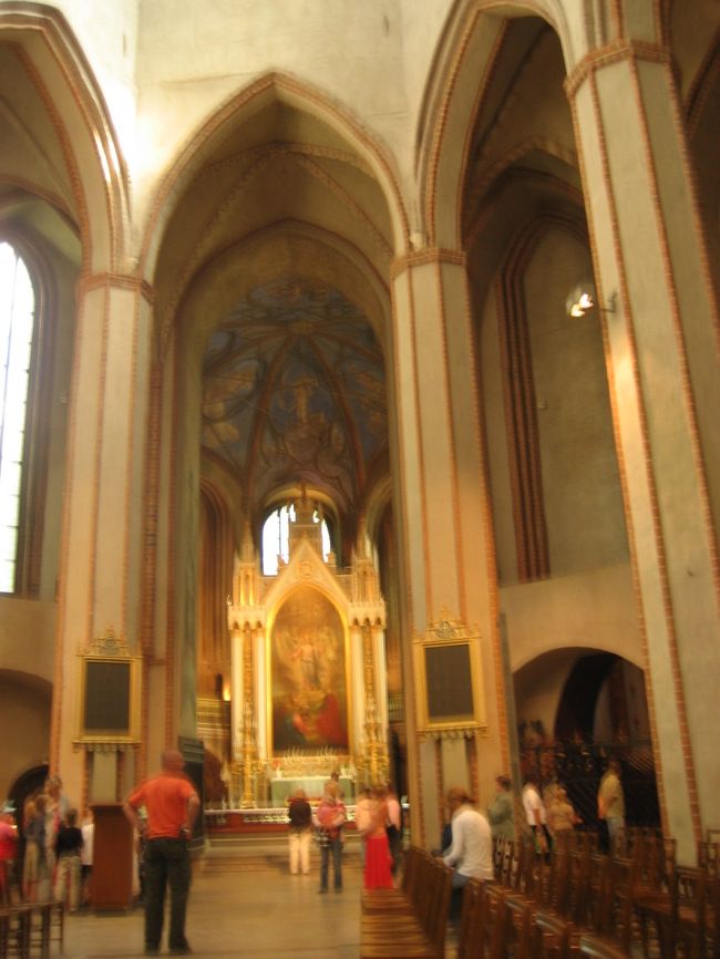 子供たちが何やらスピーチをしているようでした。<br />そのスピーチを観光客が聞いて、拍手をしています。<br />僕には何を言ってるのか分からなかったなぁ〜＾＾；