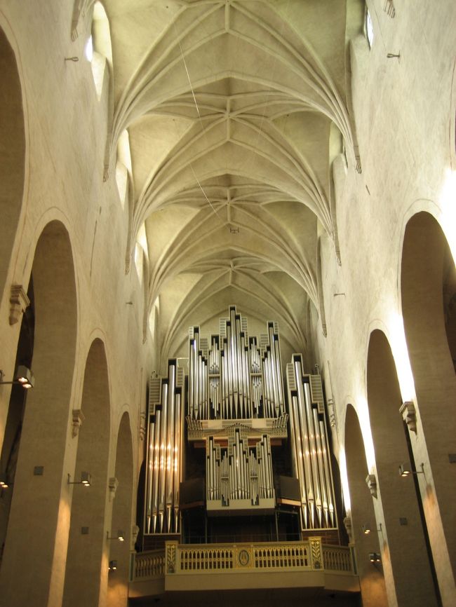 銀色のパイプオルガンがシンプルでかっこいいです！<br />そして連続するアーチ。<br />曲線美に目を見張ります。