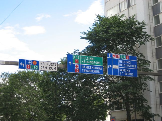 道路の標識を何気なくとってみました。<br />ふむふむ、向こうがヘルシンキか〜。<br />たまに日本車も見かけました。<br />