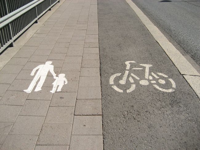 ヘルシンキでも見かけた、歩行者と自転車のレーンを分ける標識。分かりやすい！
