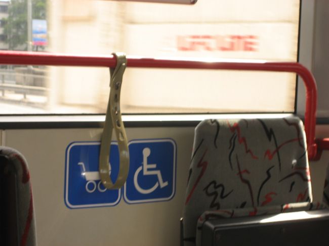 バスには当然のように、車椅子とベビーカー用のスペースが。さすが福祉の国！