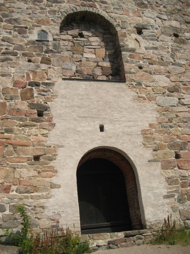 この城はフィンランドでも一番古い歴史をもっているそうです。<br />扉は残念ながら開いていませんでした。<br />どこから入るんだ？