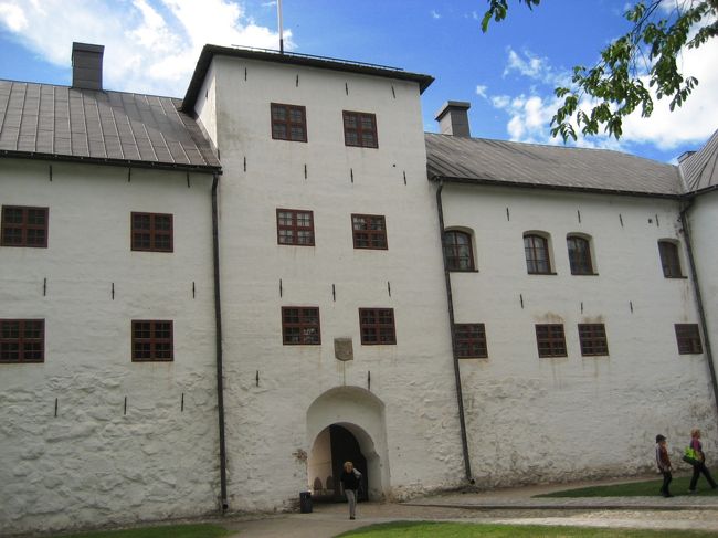 トゥルク城の周りを半周して入口を発見！<br />意外とこの城、広いぞ！