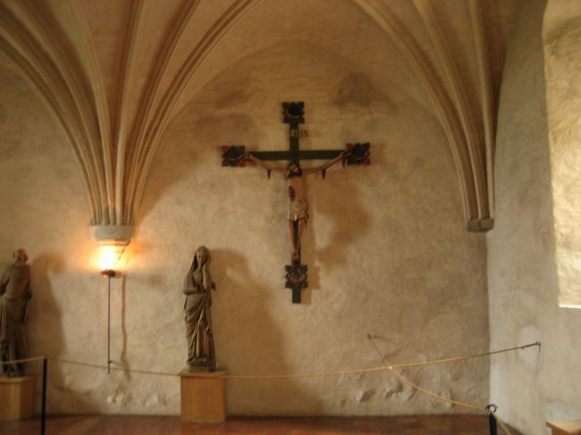 あぁ、ここの十字架にもキリストが打ち付けられています。脇には血の跡もありリアルです。