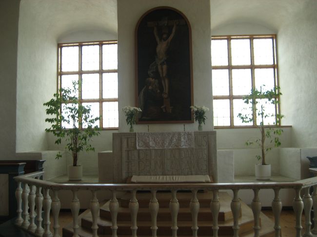 トゥルク城内の教会の祭壇。シンプルな造りです。<br />ここにもキリストの絵があります。