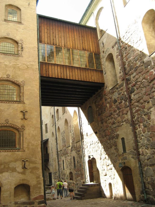 やっと外にでることができました。<br />このトゥルク城内だけでかなり歩いた気がします。<br />しかも立体迷路のようで、出口が近そうでなかなか辿り着けない。<br /><br />中庭から見た渡り廊下が良い感じです。