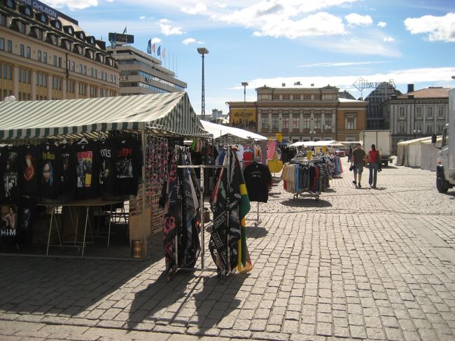 トゥルク城前のバス停からまた1番のバスで市場に戻ります。広場の中はたくさんのテントがたっていました。どうやら服類が多いようです。