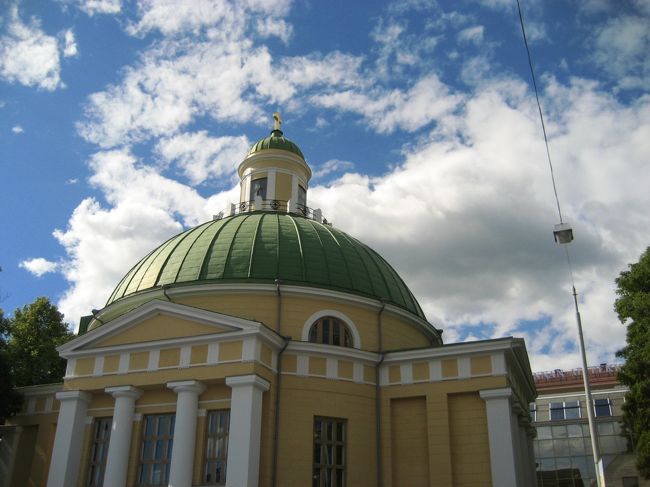 広場の北側には正教教会があります。<br />クリーム色の外装と薄緑色のドームが美しいです☆