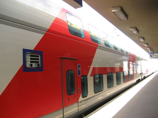 トゥルク駅の窓口で電車の予約をとりました。<br />ここも銀行のように番号の紙をとって、自分の番号が呼ばれるのを待ちます。<br /><br />そして、ここフィンランドでも、スカンレイルパス（北欧版青春１８切符）で乗車賃がタダ！<br />シリヤラインとX2000に乗車したことで十分もとはとりましたが、４ヶ国フルに使わせていただきました。<br /><br />ヘルシンキ行きのIC2は2階建ての電車です。<br />スーツケースがあるので1階の席をとってもらいました。