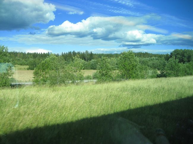 トゥルク　18:00発<br />ヘルシンキ　19:57着。<br /><br />途中の検札は、車掌さんが２人、前からと後ろからと挟みうちするので逃げ場がありません。<br />スカンレイルパスを見せて、問題なくクリア！<br /><br />車窓はノルウェー、スウェーデン同様、長閑な景色が広がっています。<br />ただ空の色が、絵の具で描いたような水色でした☆<br />さぁ、首都ヘルシンキへ！