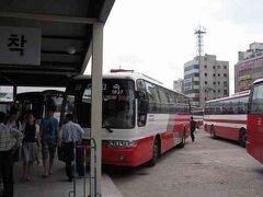 12:00　木浦（モッポ）バスターミナル

食事を終えて、木浦（モッポ／Mokpo）のバスターミナルへやってきました。

ここからは地方行きの長距離バスから、中・近距離のバスまで様々な路線が用意されています。
全羅南道（チョルラナム=ド／Jeollanam-do）内の路線も充実しています。

韓国ではやっぱりバスが便利そうですね。
でも初体験で、システムが分からず、友人に頼りきりでした。


ちなみに全羅南道（観光局）の公式サイトはこちらから（日本語）
http://www.namdokorea.com/jp/main.jsp