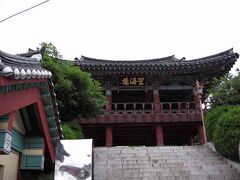 国宝・鎮南館（チンナムグァン）

先ほどの道から階段を十数段上がったところに最初の門があります。

ここ、鎮南館（チンナムグァン／Chinnamgwan）は韓国国宝第304号に指定されていますが、特に入場料など取られずに中に入ることができました。