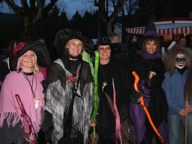 来場者の中で一番目立っていたのは恐らくこのグループ。お願いして写真を撮らせてもらいました。<br /><br />メインストリートにはステージが3ヶ所あり、それぞれのステージでセミプロ級のアーティストが演奏をしていました。<br /><br />さて、メインストリートを歩いている人はたくさんいるのですが、祭りの主会場がなかなか見つかりません。まさかこれだけでは・・・、と思いながら、トイレに行くべく仮設トイレが設置された裏通りへ入ると、その奥に向かって歩いていく人たちがたくさんいる。その先には主会場と思われる半径50mくらの円形の広場がありました。