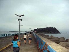 19:40　梧桐島（オドンド）に到着

麗水（ヨス／Yeosu）の街からバスに乗ろうと思いながら、なかなかつかまらず・・・

ついに歩くこと40分。
目的地である梧桐島（オドンド／Odongdo）に着いてしまいました。

このときすでに20時前、「歩き方」によると・・・島は21時までで、料金W1,600がかかると書いてあるものの、なぜかそのまま入れました。

長い橋（768m）の防波堤ような所を歩き、島へ向かいます。