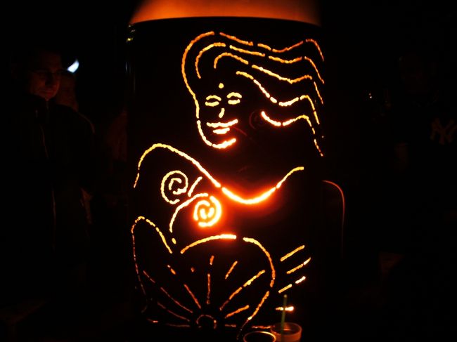 主会場の周りに並べられている灯篭。<br /><br />10時過ぎに中央の薪に火がたかれて「いよいよ祭り本番か？！」と思ったけど、ステージでは相変わらず関係のなさそうなライブをやっていました。寒いのでずーっと火にあたっていましたが流石に11時半になっても変化が見られなかった時には「失敗かな。。」と思いました。<br /><br />そう思っていた11:50分ごろ、ステージの雰囲気が一変して、濃いメイクをしてほうきを持った女性たち＝魔女？がメインステージに登場し、踊りだしたところで、会場のボルテージも急に上がりました！<br /><br />その魔女たちが舞台上に現れたり消えたりが15分くらい繰り返された後、ステージに出てきた男の人が一言ずつ、何かを話し始めました。<br /><br />その都度会場から歓声があがっていましたが、最後の一言を発すると会場全体から拍手が起こり、皆で一斉に同じ歌（すごく和やかな感じ）を歌い始めました！恐らく春の訪れが宣言されたのだと思います。祭りの会場に入ってから4時間以上、寒かったけど、その会場の雰囲気に自分も何かとても嬉しい気分なれたし、この一瞬のためにここまで来てよかったー！という気分になれました。<br /><br />最後に打ち上げ花火が5分間ほどあり、0:20分に祭りが終了。<br /><br />さて、問題は帰り。1時までにはかなり時間があります。<br />クールハウスのバス停には行列ができており、何人かで一緒に待ちましたが、かなり寒いし、バスが来るまではやはり不安。<br /><br />1時前にバスの姿が見えると、一同、拍手！！なんですが、バスの行き先表示には何やらよくわからない単語（恐らく「臨時」くらいの意味だったんでしょうが）が表示されており、一瞬不安になりました。他の乗客も皆、「ゴスラーだよね？」という感じで話をしてましたし、自分自身も運転手に「Goslar Bahnhof」とはっきり告げて乗りました。<br />乗車の際に運転手と1〜2分話し込んで結局乗らなかった人が何人かいましたが、一体彼らはどこへ行くんでしょうか？<br /><br />帰りのバスの中では、ある一団が突然歌を歌い出し、みんながそれに同調。学生時代を思い出すようなバスの雰囲気でした。<br /><br />ゴスラー駅には深夜1:30分着。ホテルまでの道のりは20分ほどありましたが、旧市街は人が多く、安心でした。よく考えたらゴスラーもお祭りだったわけで、人が多いのもうなずけます。<br /><br />気になったのが、割れたビンがあちこちに転がっていること。駅や線路上にびんやペットボトルが転がっているのもよく見かけるし、ドイツ人の環境意識、高いのか低いのかよくわかりません。。