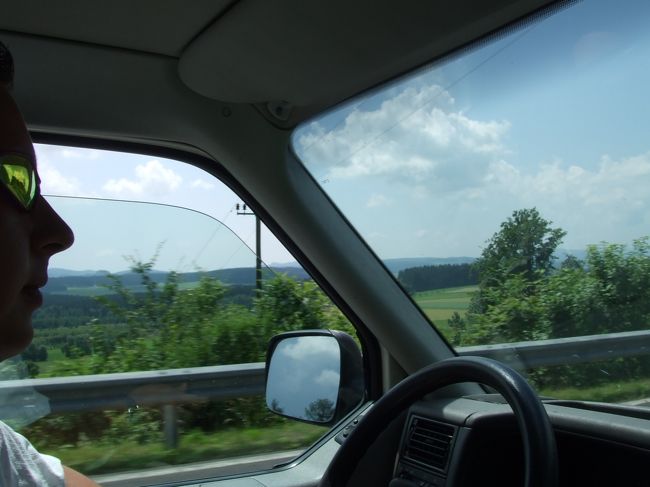 かねてからの懸案であった、クルムロフからウィーンへの移動。なんとホステルの壁にシャトルバスのポスターが！（後日サイトもみつけました！http://www.shuttlelobo.cz/）ホステルから、当日の朝イチで手配してもらい、11時出発。1時間半でリンツの駅まで行けました。しかも５９９kc！！ドライバーのお兄さんが国境越えの手続きもしてくれます。 <br /><br />時間もお金も節約できて、大満足〜♪