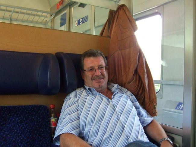 コンパートメントで一緒になったおじさん。最初はふたりきりだし体臭やばいしで「失敗した！」と思ったんだけど、とってもいい人でした。ウィーンに住んでるそうで、私のガイドブックを見ながら、１時間半の道中、見どころを教えてくれました。ありがとう〜☆