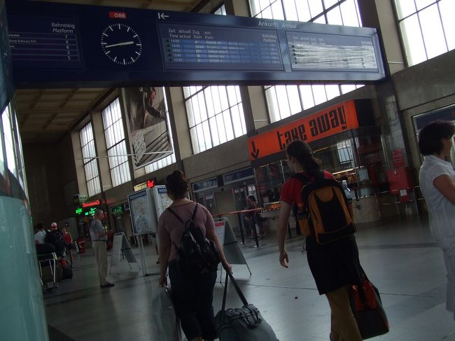 西駅に到着。さっそくインフォへ。Webで予約したもののちゃんと調べる時間がなかったので、ホテルの場所を聞く。実はこれがガセネタその１。実際はリンク内の駅からトラムに乗るべきだったのに、ホテルの最寄り駅を適当に教えてくれたのです。コイツのせいで雨の中１時間も大荷物で放浪しました。マジ泣きそうだった。<br />その２は、ウィーンカード。本にはインフォで買えるとあったけど、無愛想に「うちじゃなくて売店」と、キャンディーとか売ってるキオスクみたいなとこを指差す。そこに行くと、おばちゃんがドイツ語でまくしたてるから、よくわからず12€で購入。でも待てよ安すぎる、とよく見るとそれはただの72時間パス。むかつかれながら払い戻ししてもらって、その後いろんな人に聞き、１Ｆの方のインフォ（ホテル紹介用）でやっと手に入れました。ふう〜っ<br />しかしあいつはウィーンカードの売り場も案内できなくて、よくウィーンの陸の玄関口である西駅のインフォがやっていられるもんだ。まったくもう！<br />