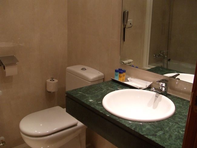 Webで予約したEuro Star Hotelに3泊。1泊40€だから期待してなかったのに、すごくきれい。ちゃんとドライヤーもテレビもある〜。そういえばやっと自分の部屋にバストイレがあるとこに泊まれた〜(;O;)<br />なにより朝ごはんが素晴らしかった。肉ばかりの食生活だったので、フルーツが5種類くらいあったのがほんとうれしかったっす。<br />ガセネタのせいで最初は1時間以上かかったけど、ちゃんと行けば楽々10分ちょっとでリンクまで行けるし。<br />ただ、古い建物をきれいな中身に建て替えている最中だったから安かったのかも。地下にプールがあると表示があったから行ってみると、まだ思いっきり工事中でした。