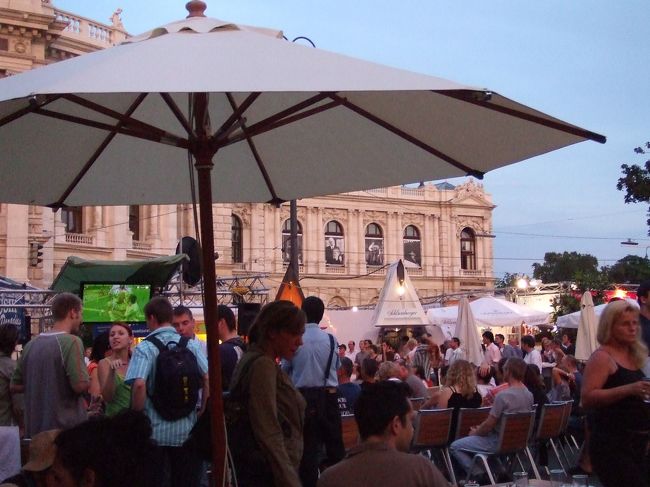 今日はＷ杯決勝（伊×仏）ということで、街に繰り出しました。パブみたいなとこは、チョイ悪どころか極悪って感じの（失礼）イタ男で溢れていておっかなかったので、市庁舎前の広場へ。<br />ここでは元々夏の間フィルムコンサートフェスティバルをやっていて、タダでモーツァルトを聞きながら各国料理の屋台が楽しめるという素敵なイベント会場。<br />予想通りＷ杯用のテレビも用意されてる！