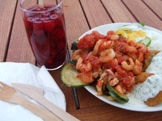 夕飯はブラジルごはん（８€）にしました。<br />この赤い飲み物は、赤ワインにクランベリーをこれでもか！と入れたもの。３€くらいだったかな。どちらもおいしかった！<br /><br />隣の英国から来たインド系のおじさんは、日本のことに興味津々でいろいろ質問してくるし、後ろのおばあさんはドイツ語交じりの英語で「どっちが勝つと思う？みんなかっこいいわよね」とかなんとか話しかけてくる。このおばあさん達はすごく元気で、シュート打つと「もっとよく見えるとこに行って来るわ！」と前のほうにズンズン行っててかわいかった。