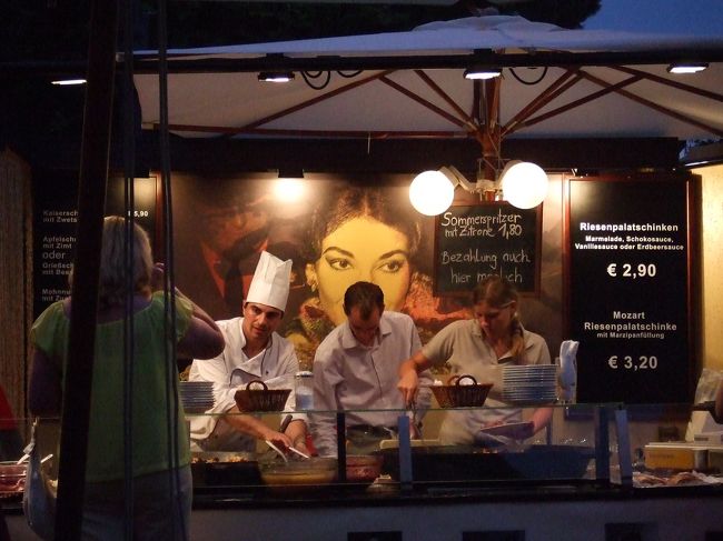 このフランスのブースで売ってたフレンチトーストにたっぷりジャムをかけたのがすっごくおいしそうだったのに、ブラジルで満腹になってしまったのが惜しかった。<br />他にもアフリカ系や、もちろん日本のブースもあって（コックは明らかにベトナム系だったが）、ちょっとした万博のよう。<br />市庁舎前ではこの日もフィルムコンサートをやってて、サッカーのＢＧＭがラデツキー行進曲というまったくウィーンらしいシチュエイション！
