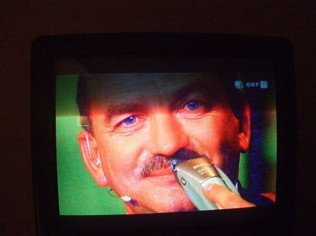 後半戦が終わる頃には暗くなって、ホテルへの戻り方が少し不安だったので、急いで帰った。ＰＫ戦はＴＶで。<br />このおじさんは有名な解説者のようだが、フランスが勝つと予想してたらしく、試合直後に髭をそられてました。