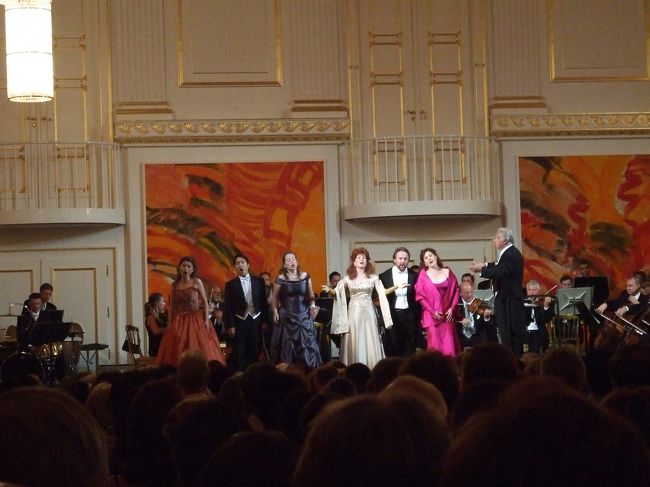 街中でモーツァルトみたいな格好のお兄さんからチケットを買い、王宮内のコンサートに行きました。観光客向けの余計な演出が随所に。パーカッションの人が、ドリフの志村的役回りで、こまごま笑いを取っていた。<br />夜は10時くらいまで明るいのに、お店屋さんはほとんど閉まってしまう。夜は食事以外にあまりすることがないから、まあちょうどよかったかな。