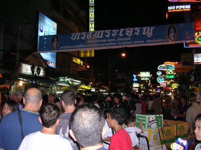カオサンの夜<br /><br />今日の宿はカオサンにしました。最近はタイ人の若者の間でも有名になってるらしくて、世界各国のバックパッカーに混じってタイ人の姿も数多く見られました。昔のカオサンの方が良かったな……。明日はエア・アジアに乗ってチェンマイに行きます。