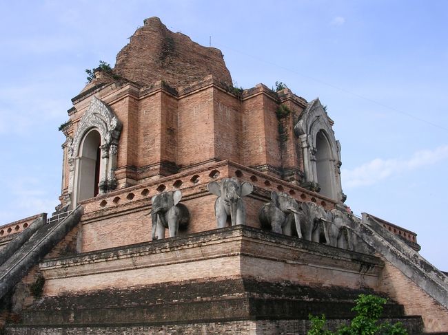 ワット・チェディ・ルアン<br /><br />これも旧市街にある寺院。市街にあるというのにもかかわらず、かなり巨大な寺院でした。