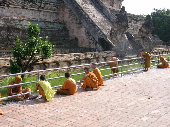 修復作業をするお坊さんたち<br /><br />炎天下にもかかわらず一生懸命寺院の周りの修復作業をしていました。みんな中高生くらいの年齢でしょうか。<br />