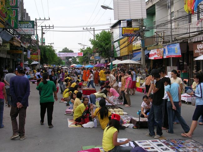 チェンマイの歩行者天国<br /><br />毎週日曜日の午後に旧市街では歩行者天国が行われます。いろいろな露店が出ていてかなりの賑わいを見せていました。今年はプミポン国王の即位60周年なので、国王カラーである黄色のポロシャツを着ている人が大勢いました。流行っているのでしょうか？