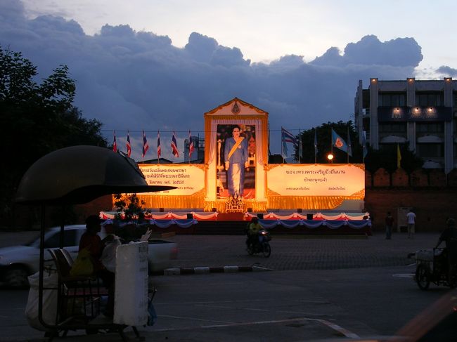 シリキット王妃の看板<br /><br />8月12日は王妃の誕生日だそうなので、今からお祝いムードです。ちなみに後ろに移っているホテル（モントリホテル）に4日間滞在していました。