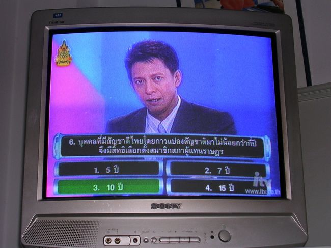 クイズミリオネア？？<br /><br />なんとなくテレビを観ていたら、タイのミリオネアらしき番組が放送されていました。解答者が二人いて交互に問題に答えていました。