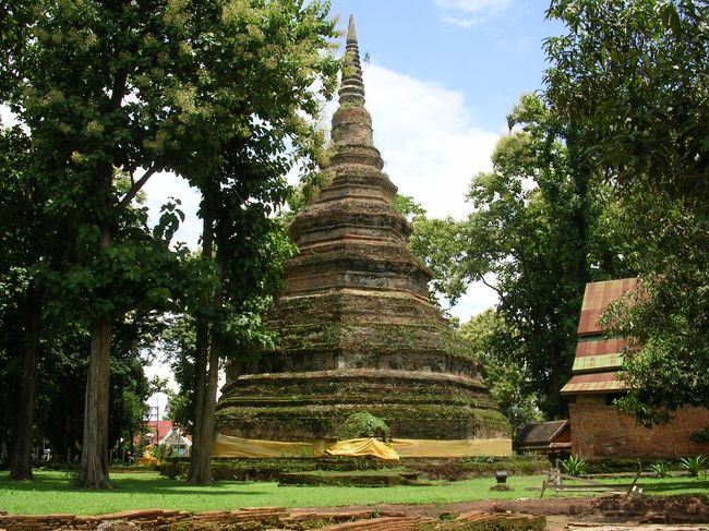 ワット・チェディ・ルアン<br /><br />現地ツアーに参加してゴールデン・トライアングル、国境の町メーサーイ、そして少数民族の村を訪れます。ここはチェンセーンにある寺院の廃墟だそうです。