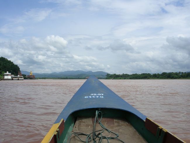 ボートトリップ２<br /><br />三ヶ国の国境地帯。写真の左側がタイ、正面がミャンマー、右側がラオスです。